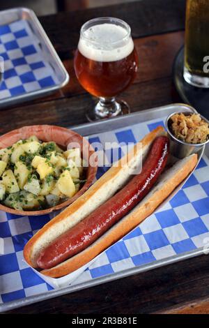 Hot dog lungo un piede in una birreria all'aperto in stile tedesco Foto Stock