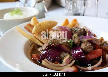 Lomo saltado in un ristorante peruviano Foto Stock