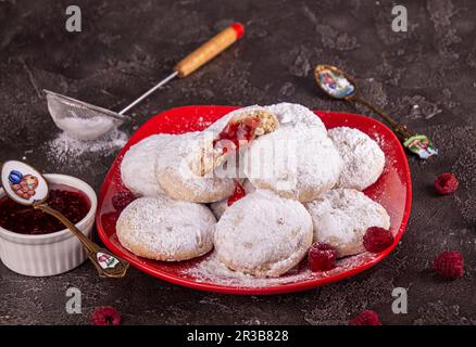 Biscotti di Natale biscotti palle di neve ricoperta di zucchero a velo con mandorle, nutella al cioccolato e marmellata di lamponi Foto Stock