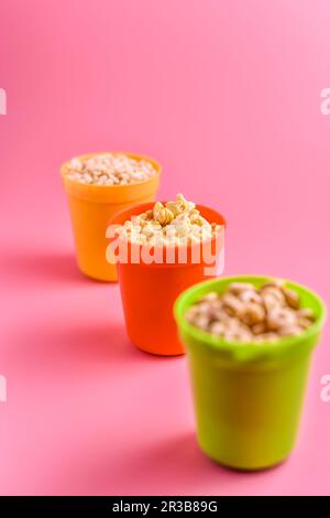 Vari cereali per la colazione in tazze di plastica Foto Stock