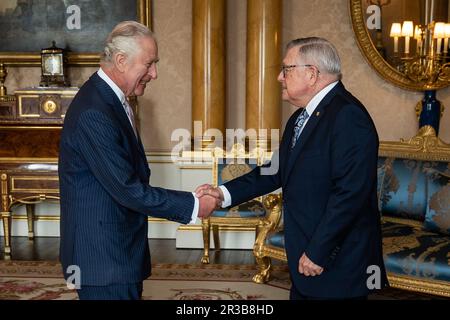 Re Carlo III riceve l'Alto Commissario canadese Ralph Goodale, durante un'udienza a Buckingham Palace, Londra. Data immagine: Martedì 23 maggio 2023. Foto Stock