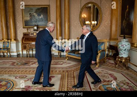 Re Carlo III riceve l'Alto Commissario canadese Ralph Goodale, durante un'udienza a Buckingham Palace, Londra. Data immagine: Martedì 23 maggio 2023. Foto Stock