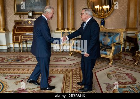 Re Carlo III riceve l'Alto Commissario canadese Ralph Goodale, durante un'udienza a Buckingham Palace, Londra. Data immagine: Martedì 23 maggio 2023. Foto Stock