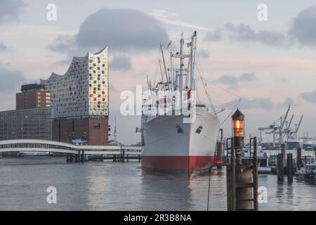 Germania, Amburgo, Cap San Diego con Elbphilharmonie in background Foto Stock