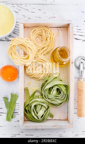 Spaghetti fatti in casa e tagliatelle verdi Foto Stock