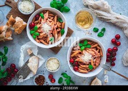 Penne alla Vodka - pasta con vodka e salsa di pomodoro Foto Stock