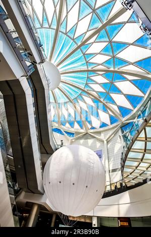 Interno del tetto della cupola di vetro del centro commerciale Foto Stock