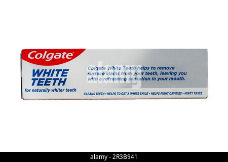 Scatola di dentifricio Colgate White per denti naturalmente più bianchi isolati su sfondo bianco - tubo riciclabile Foto Stock