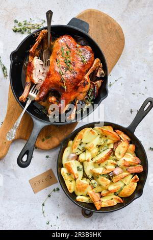 Anatra arrosto e patate al forno Foto Stock