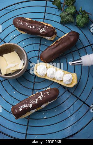 Le eclarie al cioccolato vengono riempite con panna di soia montata Foto Stock