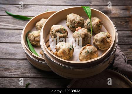 Gnocchi di pane all'aglio selvatico vegano fatti in un vaporizzatore di bambù Foto Stock