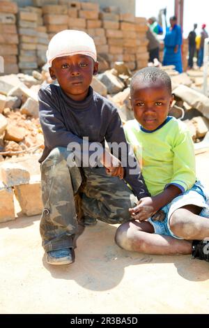 Bambini africani in una Tornado danneggiato Township Foto Stock