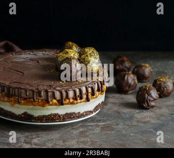 Torta vegana al cioccolato con arachidi (torta Snickers) Foto Stock