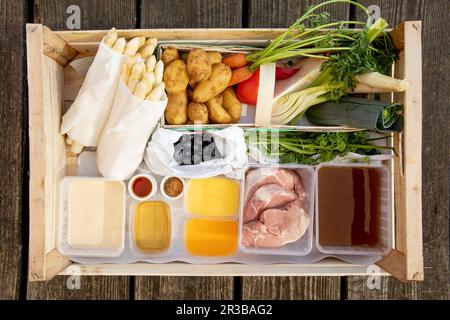 Un menu' per preparare minestrone, maiale con asparagi e pancake al mirtillo Foto Stock