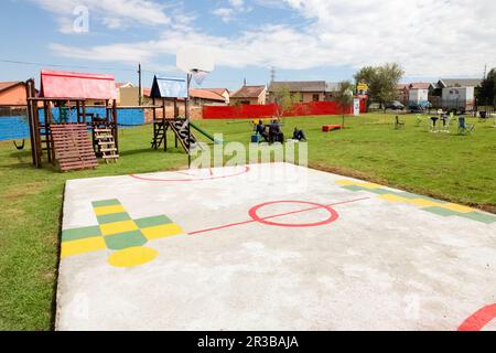 Campo da pallacanestro e altre attrezzature per il parco giochi pubblico locale Foto Stock