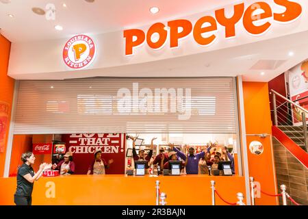Il personale del Popeyes vi farà scoprire il fast food Foto Stock