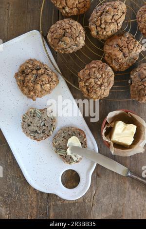 Involtini di avena senza glutine fatti in casa e di semi di zucca con burro Foto Stock