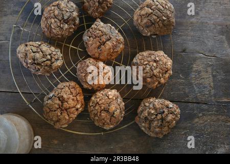 Involtini di avena senza glutine fatti in casa e di semi di zucca con burro Foto Stock