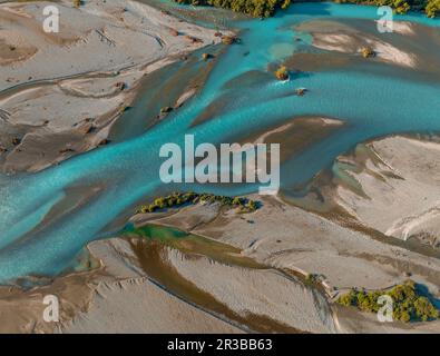 Drone aereo Vista del fiume intrecciato con blu acqua di fusione glaciale in Nuova Zelanda. Foto Stock