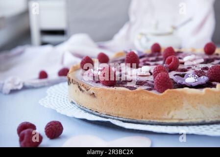 Cheesecake vegana con semi di papavero e frutti di bosco Foto Stock