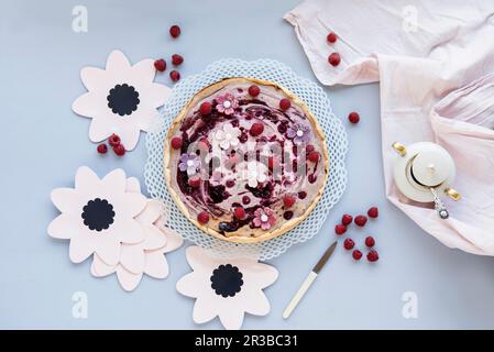 Cheesecake vegana con semi di papavero e frutti di bosco Foto Stock