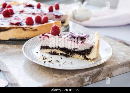 Cheesecake vegana con semi di papavero e frutti di bosco Foto Stock