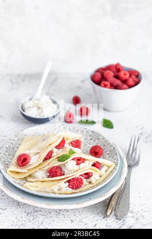 Pancake con formaggio di cocco vegano e lamponi Foto Stock