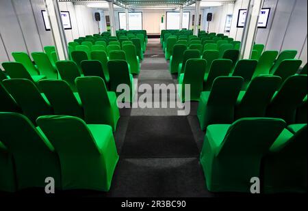 File di sedie vuote in grande sala conferenze per convegni o conferenze aziendali Foto Stock