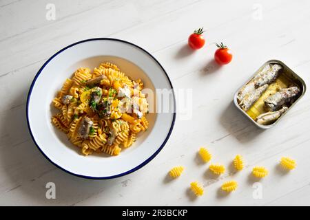 Pasta con sardine e pomodoro Foto Stock