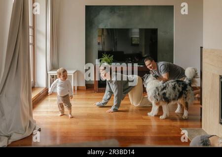 Divertente famiglia che trascorre del tempo libero nel soggiorno Foto Stock