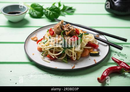 Tagliatelle asiatiche con verdure, insalata di mizuna e misoma e anatra mock (anatra vegana a base di proteine del grano) Foto Stock