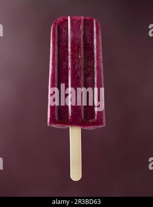 Un papsiclo di yogurt di blackberry fatto in casa Foto Stock
