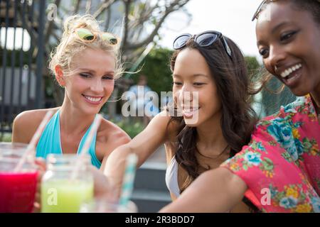 Amici multirazziali felici che hanno succo fresco Foto Stock