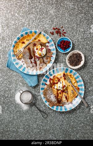 Pancake con melograno e cioccolato Foto Stock