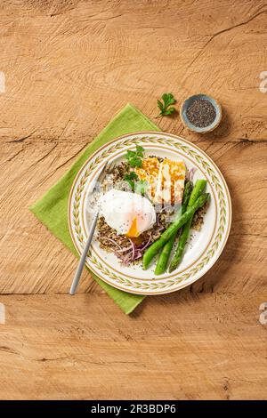 Insalata di quinoa calda con uovo di Asparago in camicia e Halloumi Foto Stock