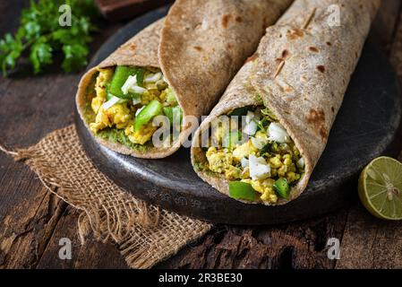 Avvolge con paneer friabile e verdure Foto Stock