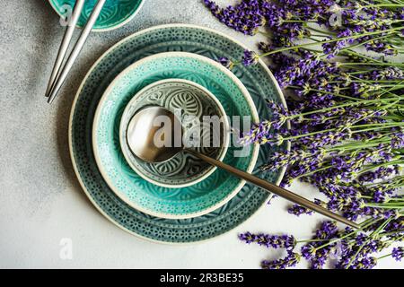 Tavolo estivo con stoviglie e gres minimalistici Foto Stock