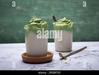 Mattcha vegana di Dalgona con latte di mandorla Foto Stock