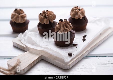 Tortine di caffè vegano e cioccolato con crema di torrone Foto Stock