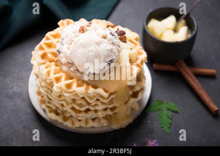 Cialde con gelato alla vaniglia e noci pecan, salsa di mele e composta di mele Foto Stock