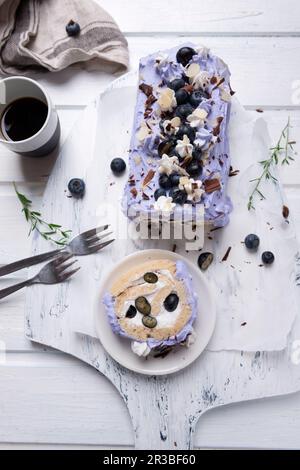 Rotolo svizzero di mirtillo vegano con cioccolato e mandorle Foto Stock