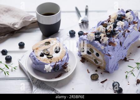 Rotolo svizzero di mirtillo vegano con cioccolato e mandorle Foto Stock