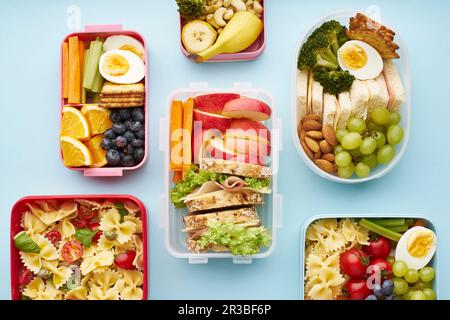 Pranzo a scuola con vari pasti sani e nutrienti Foto Stock