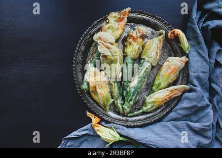 Zucchine in pastella e fritte Foto Stock