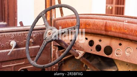 Vecchio arrugginito automobile volante in un cantiere di scarto Foto Stock