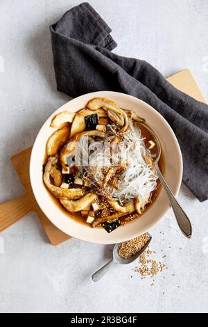 Zuppa di funghi con tagliatelle di vetro e semi di sesamo Foto Stock