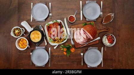 Menu festivo con arrosti di prosciutto e pollame, contorni e salse Foto Stock