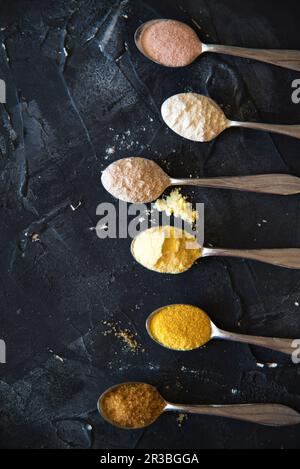 Cucchiaini con tipi di farina di mais farina di grano saraceno zucchero di grano saraceno e sale Foto Stock