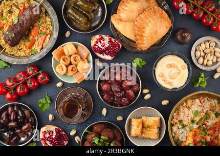 Ramadan kareem Iftar tavolo da festa con assortiti piatti tradizionali arabi festosi, dolci, datteri Foto Stock