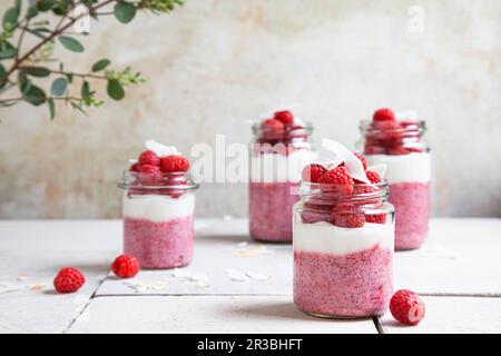 Budino di chia al lampone e lime con cocco Foto Stock